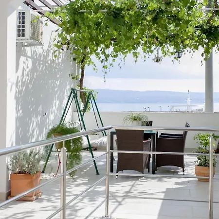 Bigger Group Next To The Appartement *