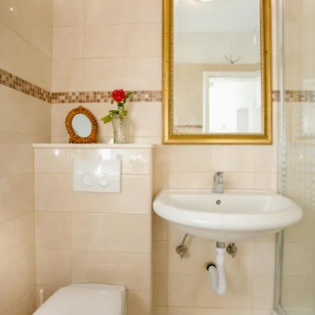 Bigger Group Next To The Appartement Jesenice (Split-Dalmatia)