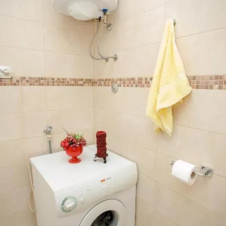 Apartment Bigger Group Next To The Jesenice (Split-Dalmatia)