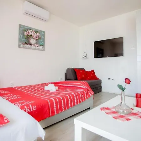 Apartment Bigger Group Next To The Jesenice (Split-Dalmatia)