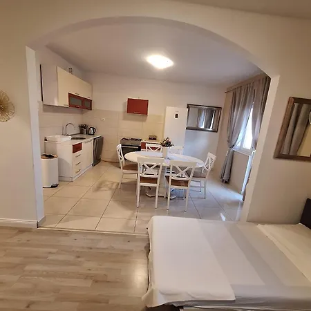 Apartment Bigger Group Next To The Jesenice (Split-Dalmatia)